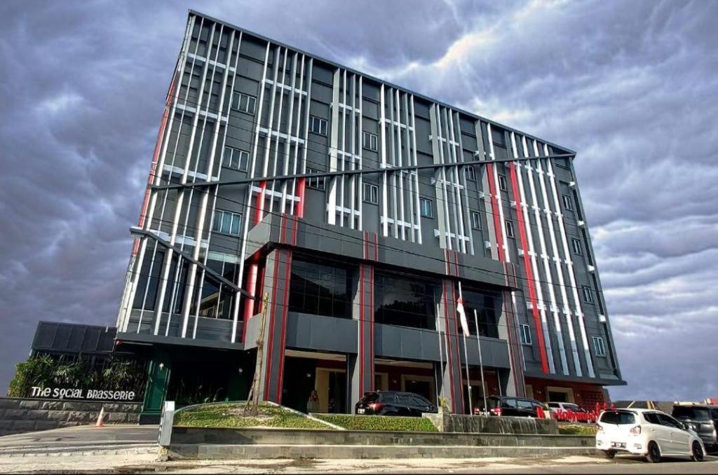 New Hollywood Hotel Pekanbaru Esterno foto