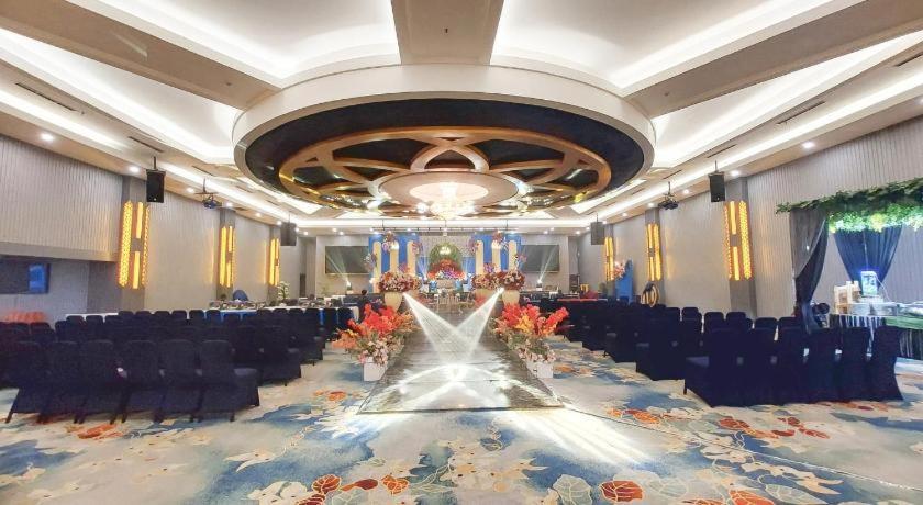 New Hollywood Hotel Pekanbaru Esterno foto