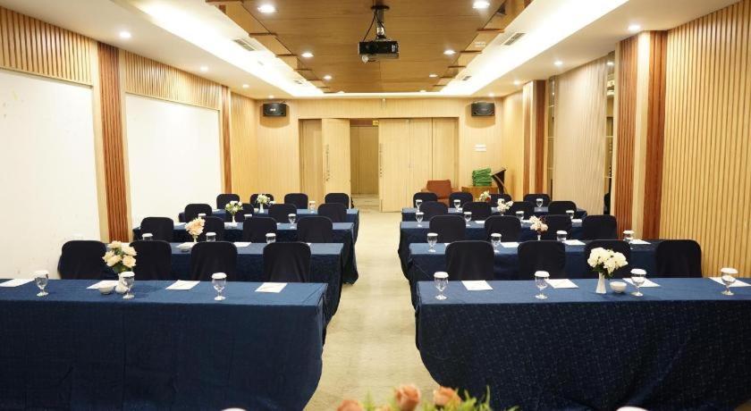 New Hollywood Hotel Pekanbaru Esterno foto