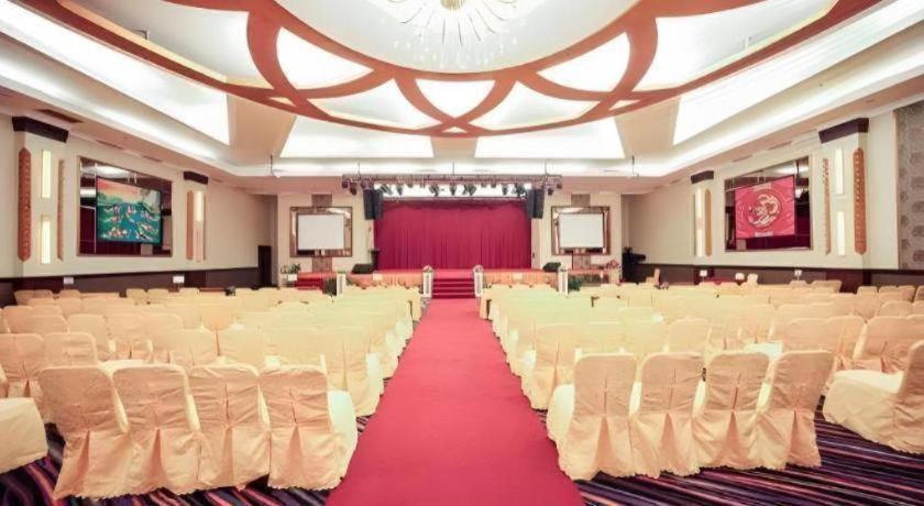 New Hollywood Hotel Pekanbaru Esterno foto