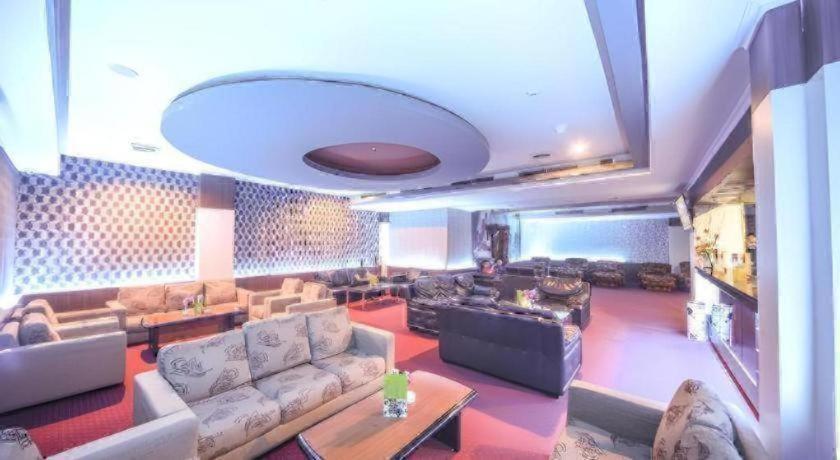 New Hollywood Hotel Pekanbaru Esterno foto
