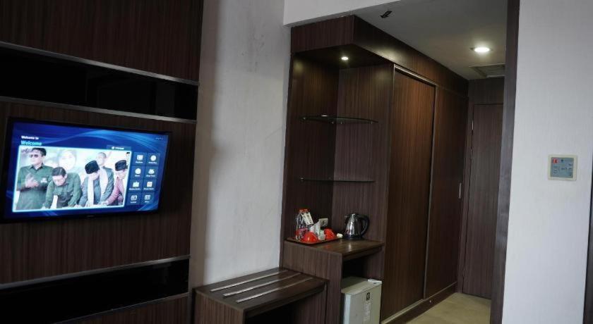 New Hollywood Hotel Pekanbaru Esterno foto