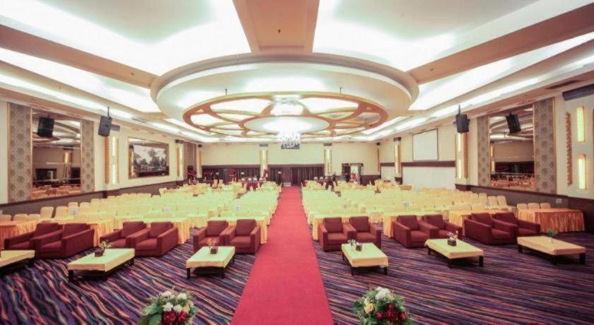 New Hollywood Hotel Pekanbaru Esterno foto