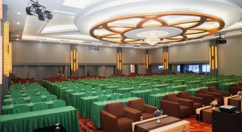 New Hollywood Hotel Pekanbaru Esterno foto