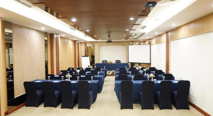 New Hollywood Hotel Pekanbaru Esterno foto