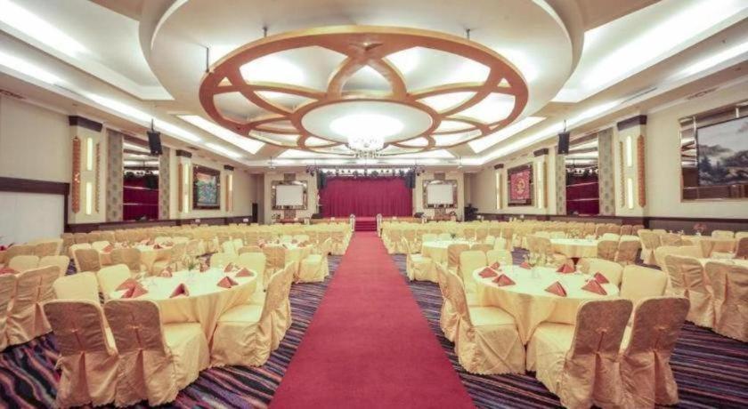 New Hollywood Hotel Pekanbaru Esterno foto