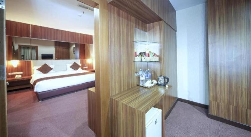 New Hollywood Hotel Pekanbaru Esterno foto