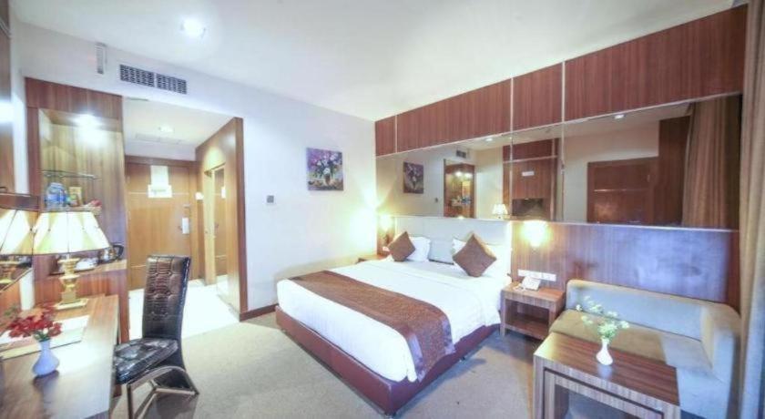 New Hollywood Hotel Pekanbaru Esterno foto