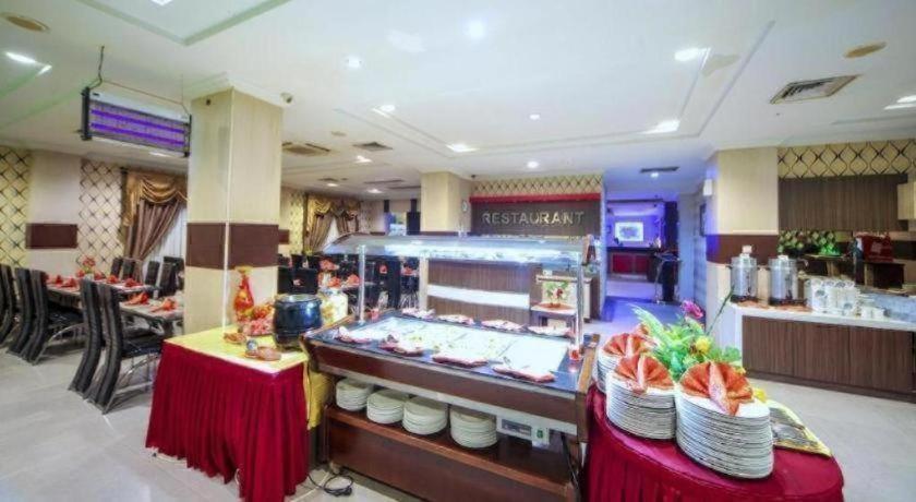 New Hollywood Hotel Pekanbaru Esterno foto