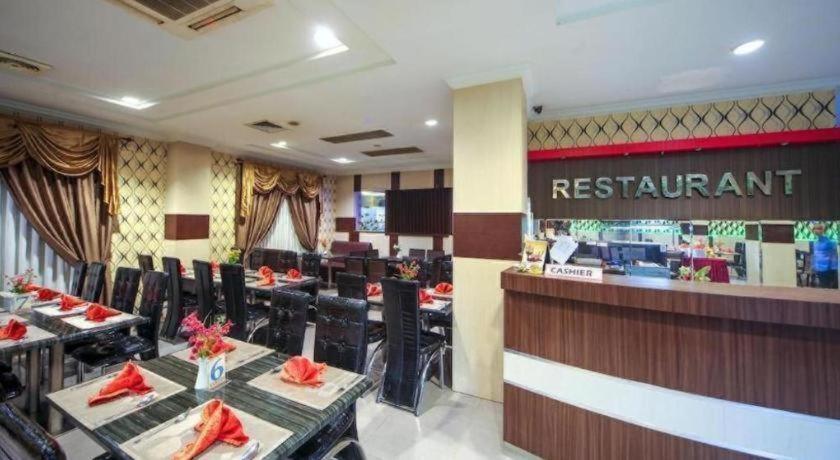 New Hollywood Hotel Pekanbaru Esterno foto