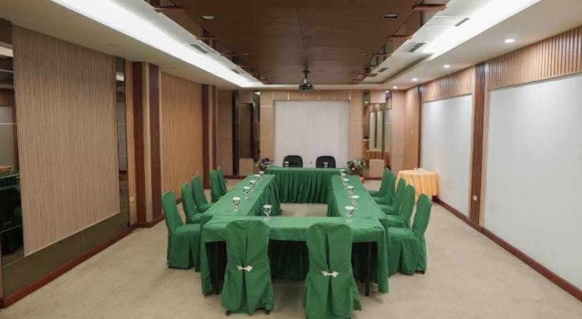 New Hollywood Hotel Pekanbaru Esterno foto