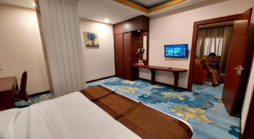 New Hollywood Hotel Pekanbaru Esterno foto